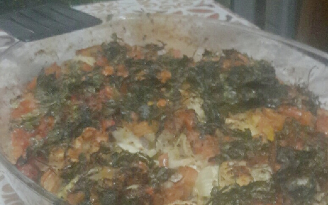 Sardinha ao forno com batata, cebola e tomate