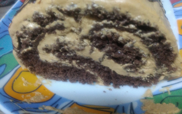 Rocambole com cobertura de café