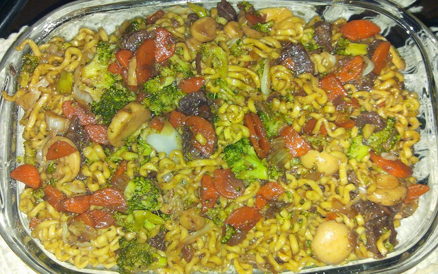 Yakissoba de carne com legumes do ED