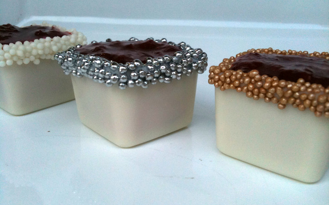 Mini caixinha de chocolate com doce de coco e geleia de morangos caseira