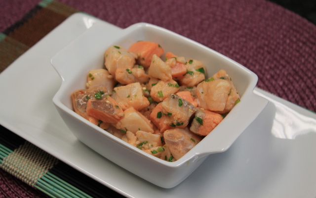 Ceviche de salmão finalizado com coentro servido em recipiente