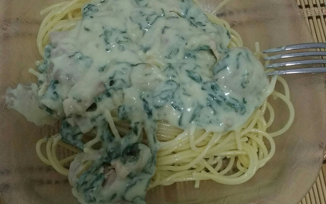 Macarrão ao molho de espinafre com frango