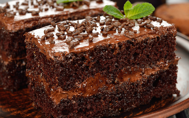 Bolo recheado com doce de leite