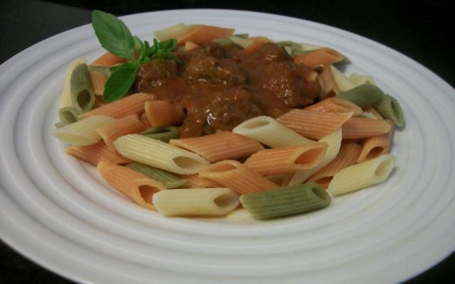 Macarrão colorido com molho