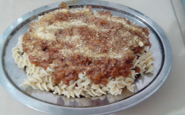 Macarronada com molho vermelho com carne moída