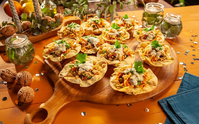 Canapés de peito desfiado com bacon