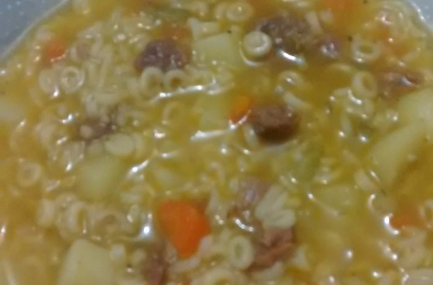 Sopa de macarrão com legumes simples