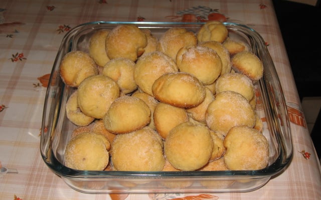 Sonho assado com recheio de goiabada