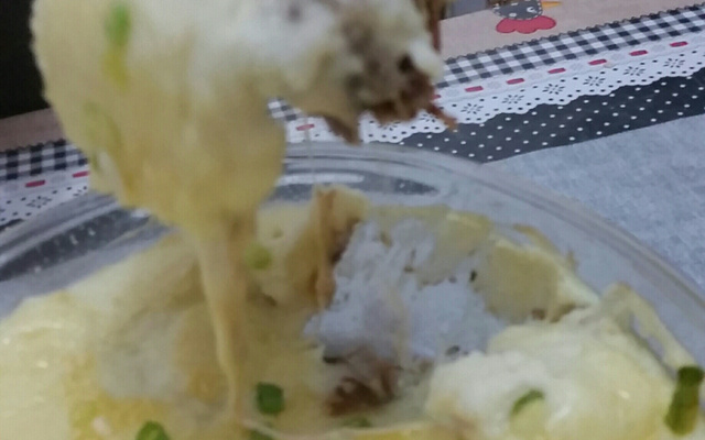 Escondidinho de carne de sol com batata e creme com requeijão.