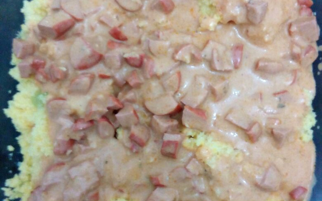 Cuscuz recheado com salsicha ao molho de tomate