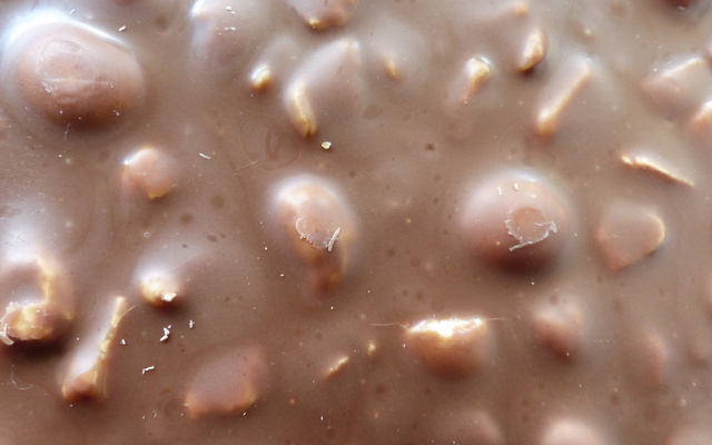 Ovo de páscoa decorado e recheado com nozes