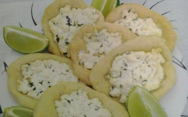 Esfiha aberta de queijo