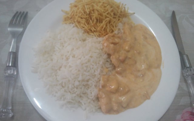 Estrogonofe de frango com creme branco