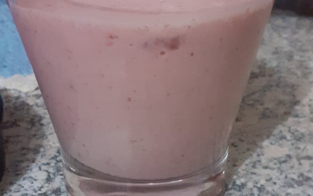 Drink de morangos (com ou sem álcool)