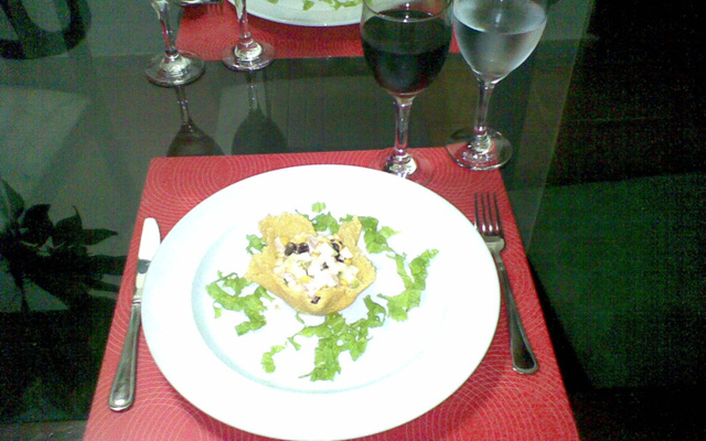 Cestinha de Parmesão com Salada Agridoce