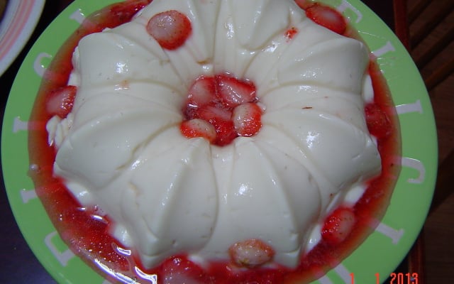 Manjar com calda de morango