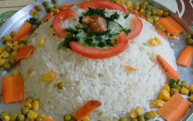 Arroz com seleta de legumes e linguiça ao forno