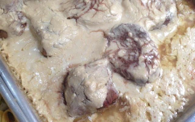 Medalhão de filé mignon ao molho de requeijão e batata palha