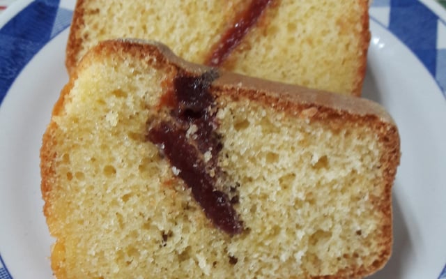 Bolo de fubá com goiabada