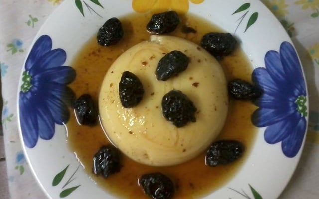 Manjar branco com calda de ameixas