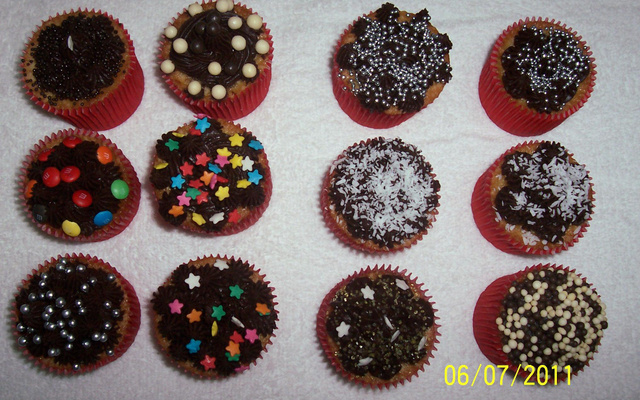 Cupcakes de baunilha cobertos e recheados com ganache