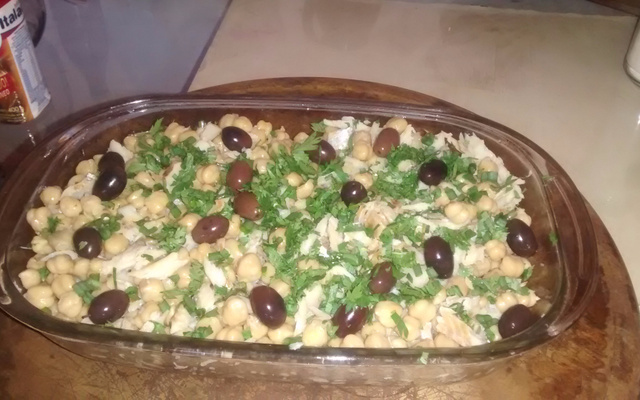 Salada de bacalhau polcack com grão de bico