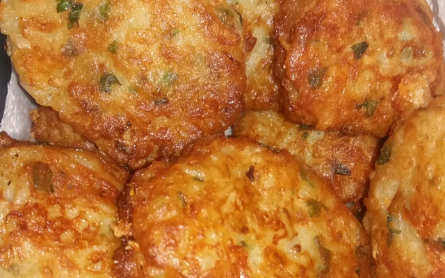 Bolinho de arroz com queijo