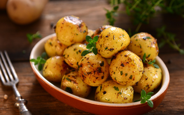 Petisco de Batatinha com Manjericão Seco