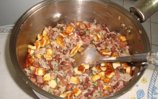 Baião de dois com carne de sol, aipim e queijo coalho frio.