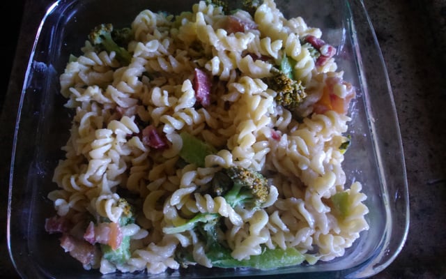 Macarrão com brócolis, bacon e molho branco