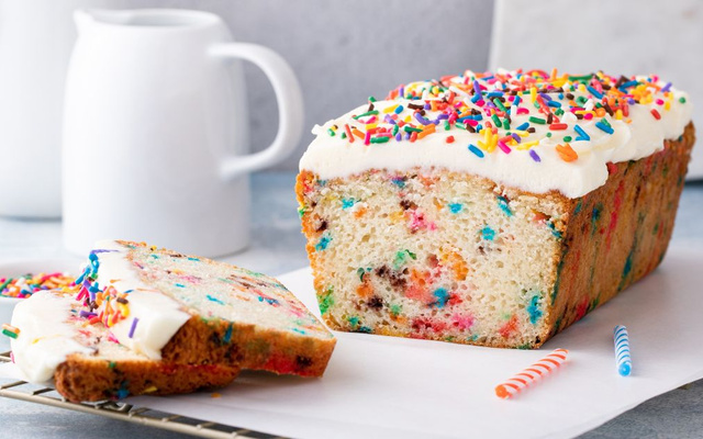 Bolo simples e colorido para crianças