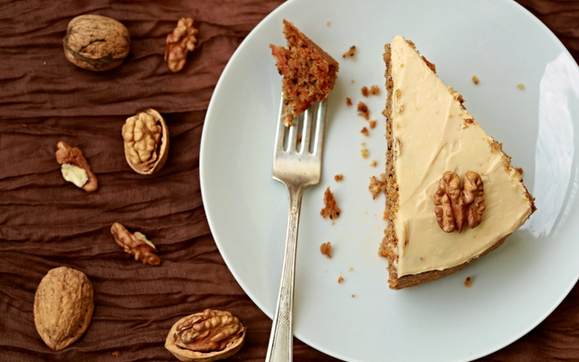 Bolo de nozes com recheio de doce de leite