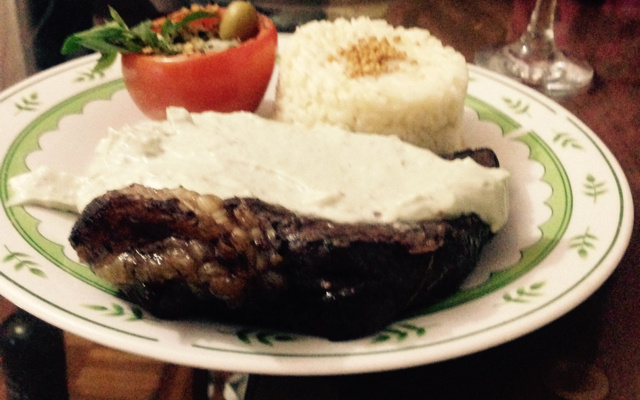 Filé mignon ao molho gorgonzola e tomates recheados