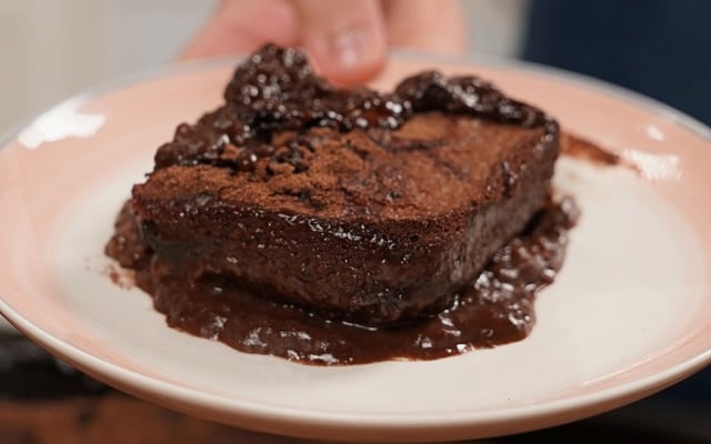 Fatia de bolo New York Times de chocolate cremoso e molhadinho