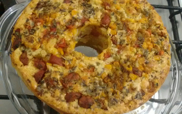 Bolo salgado de salsicha e milho verde
