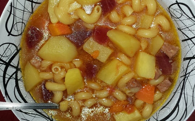 Sopa de legumes e macarrão
