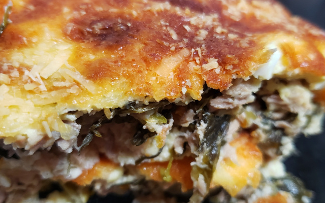 Torta low carb de atum e escarola