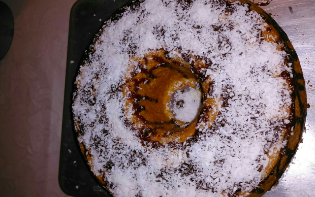 Bolo de farinha de trigo com cobertura de chocolate