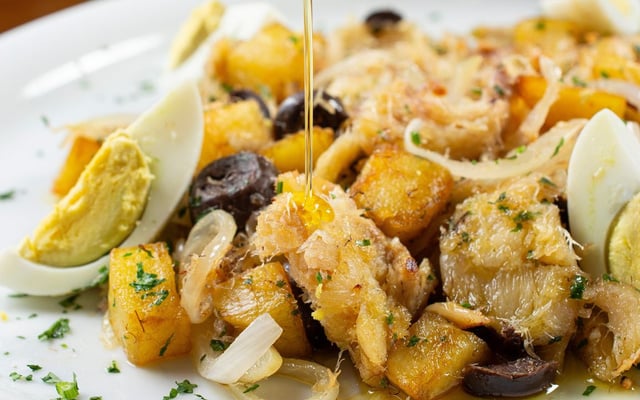 Bacalhau à Gomes de Sá português com batata, azeitona e ovo