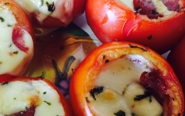 Tomate recheado com linguiça Blumenau