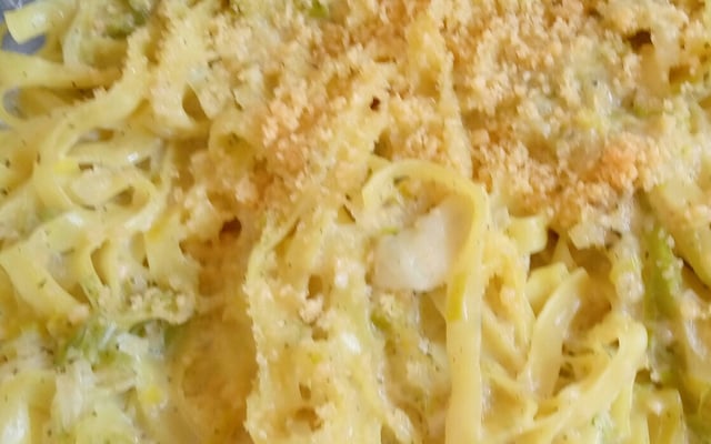 Macarrão ao molho branco com alho-poró e parmesão