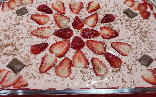 Pavê mousse de morango e chocolate da Taí