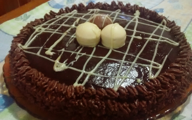 Bolo mousse de chocolate preto e branco com bombom