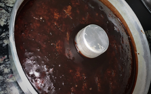 Bolo de cenoura com calda de chocolate