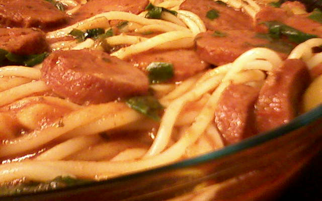 Espaguete com molho de calabresa