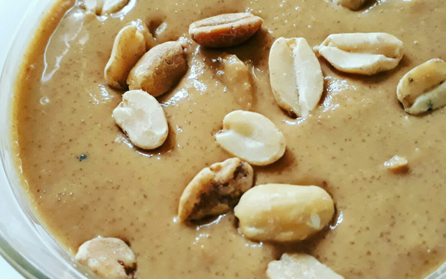 Pasta de amendoim com 2 ingredientes