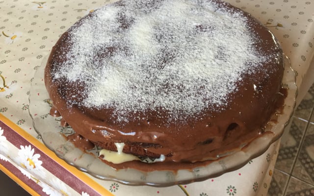 Bolo de chocolate com recheio de Leite Ninho