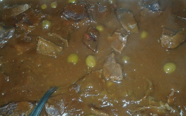 Carne com creme de cebola e caracú