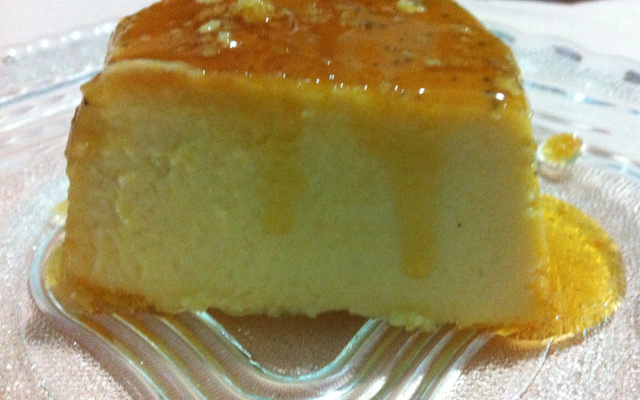 Pudim de maracujá com calda de caramelo