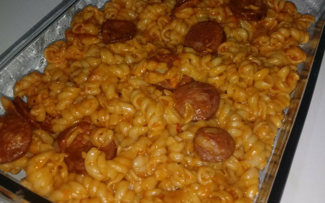 Macarrão de panela de pressão com calabresa